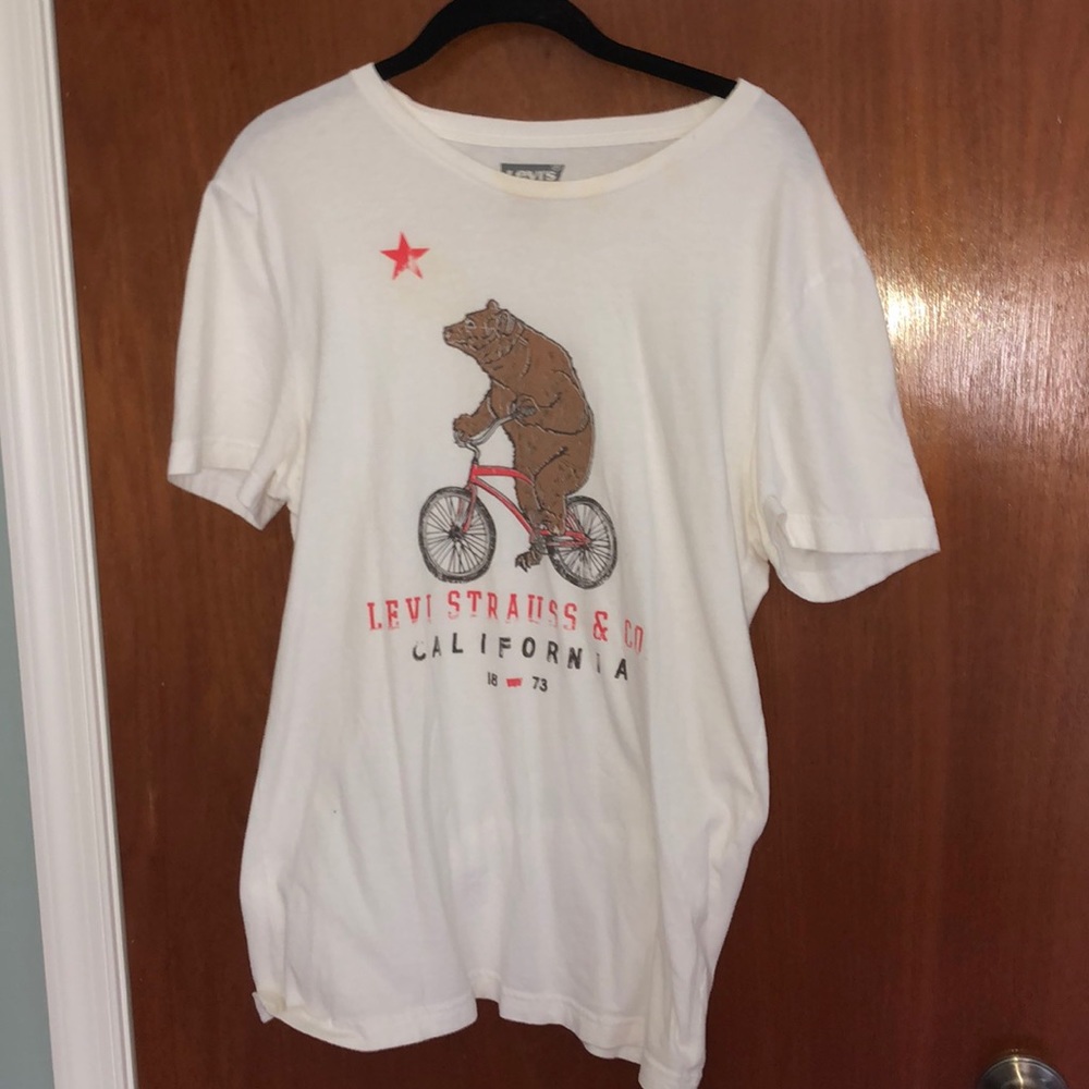 White Levi’s tee
